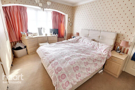 Stradbroke Grove, Clayhall 3 bed end of terrace house for sale