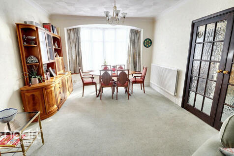 Stradbroke Grove, Clayhall 3 bed end of terrace house for sale