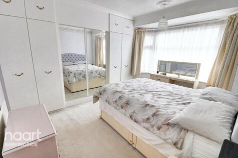 Yoxley Drive, Newbury Park 3 bed terraced house for sale