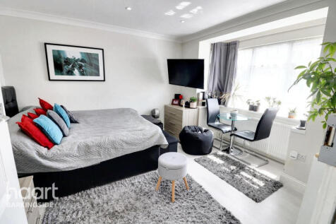 New North Road, Hainault 6 bed terraced house for sale