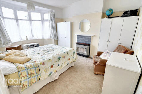 Chestnut Grove, Hainault 3 bed terraced house for sale