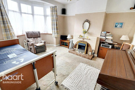 Chestnut Grove, Hainault 3 bed terraced house for sale