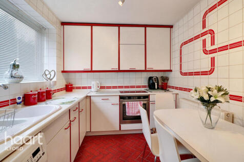 Eastern Avenue, Ilford 2 bed flat for sale