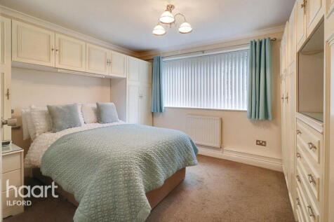 Eastern Avenue, Ilford 2 bed flat for sale
