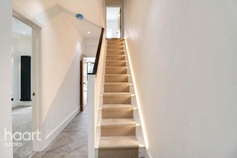 5 bedroom semi-detached house for sale