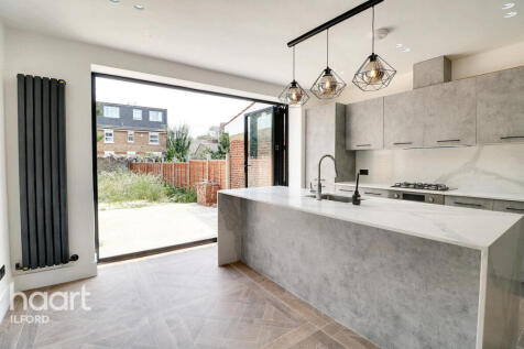 5 bedroom semi-detached house for sale