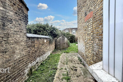 Valentines Road, Ilford 2 bed flat for sale