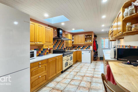 4 bedroom semi-detached house for sale