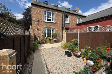 5 bedroom semi-detached house for sale