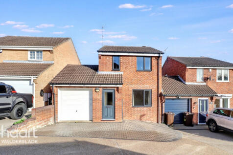 3 bedroom link detached house for sale