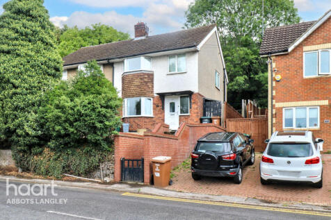 Primrose Hill, Kings Langley 3 bed semi