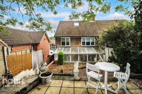 Primrose Hill, Kings Langley 3 bed semi