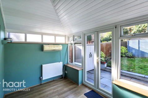 Stewart Close, Abbots Langley 3 bed semi