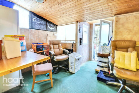 Hainault Road, Romford 2 bed end of terrace house for sale