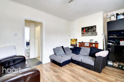 Grantham Gardens, Romford 2 bed flat for sale