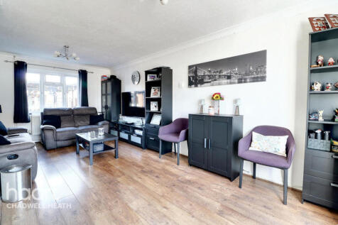 Kingston Hill Avenue, Romford 3 bed terraced house for sale