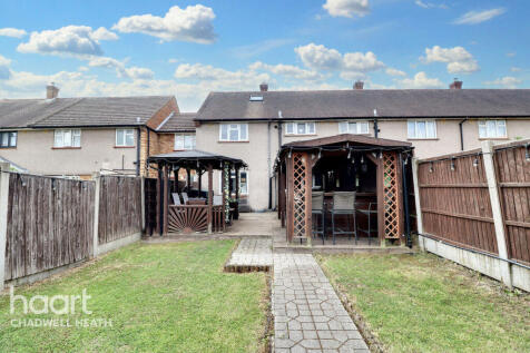 Kingston Hill Avenue, Romford 3 bed terraced house for sale