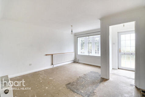 Lansbury Avenue, Romford 4 bed townhouse for sale