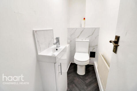 Lansbury Avenue, Romford 4 bed townhouse for sale