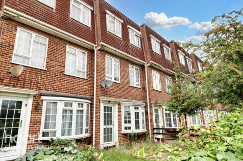 Lansbury Avenue, Romford 4 bed townhouse for sale