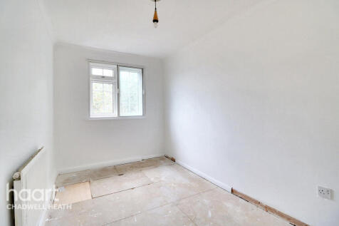 Lansbury Avenue, Romford 4 bed townhouse for sale