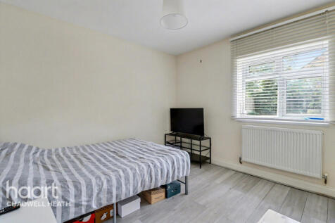 Valence Avenue, Dagenham 4 bed end of terrace house for sale