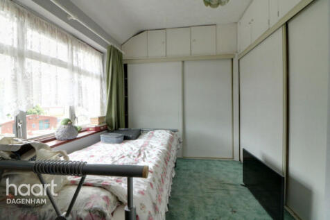 Osborne Square, Dagenham 2 bed end of terrace house for sale