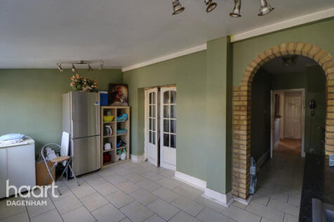 Goresbrook Road, Dagenham 3 bed terraced house for sale