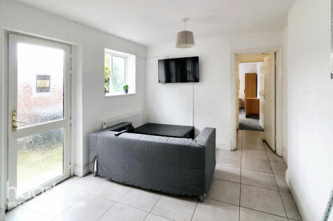 6 bedroom semi-detached house for sale