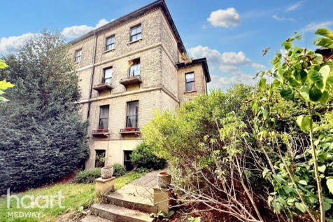 6 bedroom semi-detached house for sale