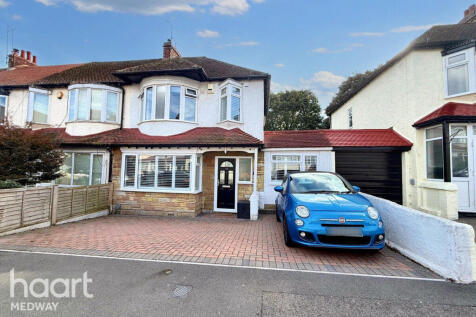 Castlemaine Avenue, Gillingham 4 bed end of terrace house for sale