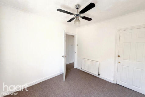 Magpie Hall Road, Chatham 3 bed terraced house for sale