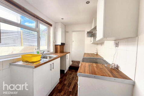 Magpie Hall Road, Chatham 3 bed terraced house for sale