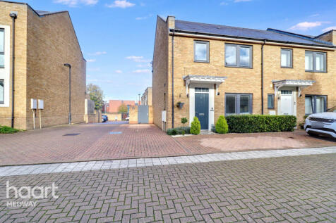 3 bedroom semi-detached house for sale