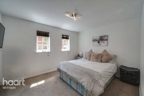 Halcyon Close, Witham 2 bed apartment for sale