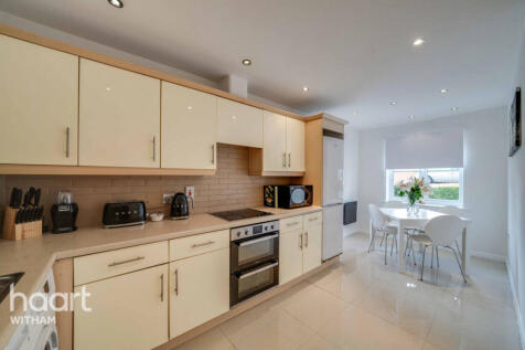 Halcyon Close, Witham 2 bed apartment for sale