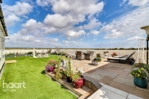 3 bedroom chalet for sale