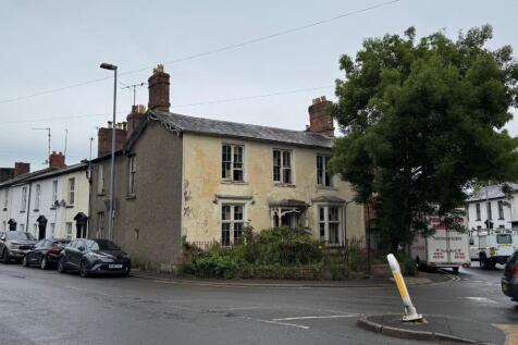 4 bedroom end of terrace house for sale