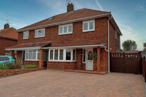 3 bedroom semi-detached house for sale