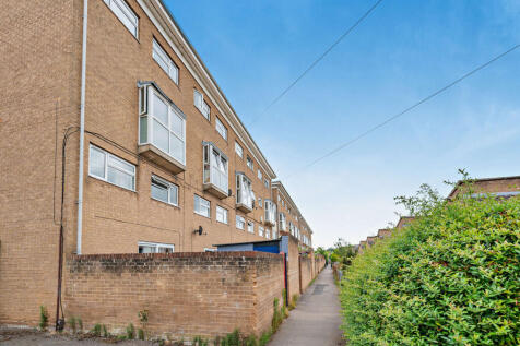 3 bedroom maisonette for sale