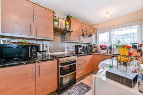 Beaumont Road, Leyton, London, E10 3 bed flat for sale
