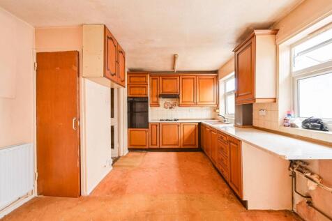 Alexandra Road, Walthamstow, London, E17 3 bed end of terrace house for sale