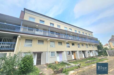 Redwood Estate, Hounslow, TW5 2 bed flat for sale
