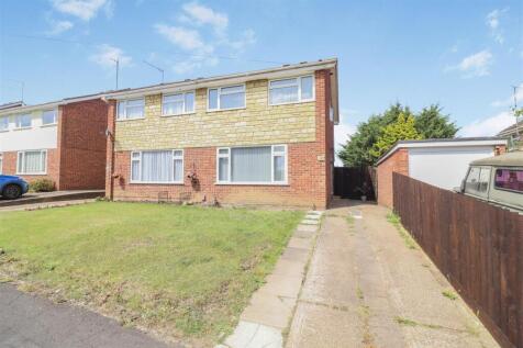 Byron Crescent, Rushden NN10 3 bed semi