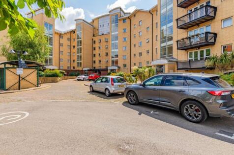 Adventurers Quay, Cardiff CF10 2 bed flat for sale