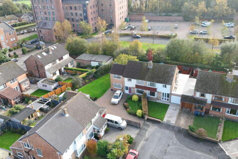 Newlands Avenue, Burscough, Ormskirk... 4 bed semi