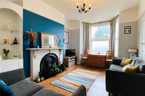 Leacroft, Surrey TW18 2 bed apartment for sale