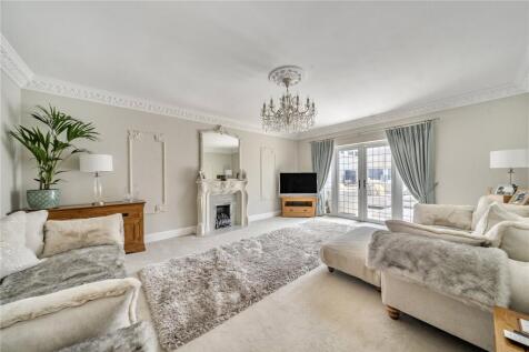 Gloucester Drive, Berkshire TW18 4 bed detached house for sale