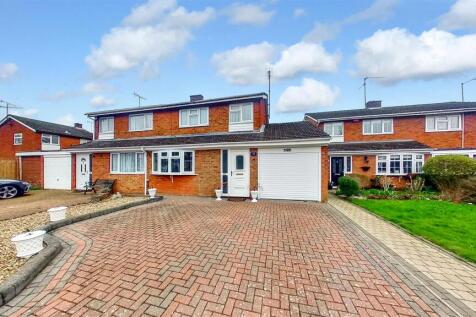 Baccara Grove, Bletchley, Milton Keynes 3 bed semi