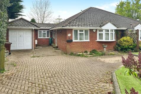 Old Wokingham Road, Crowthorne... 2 bed bungalow for sale